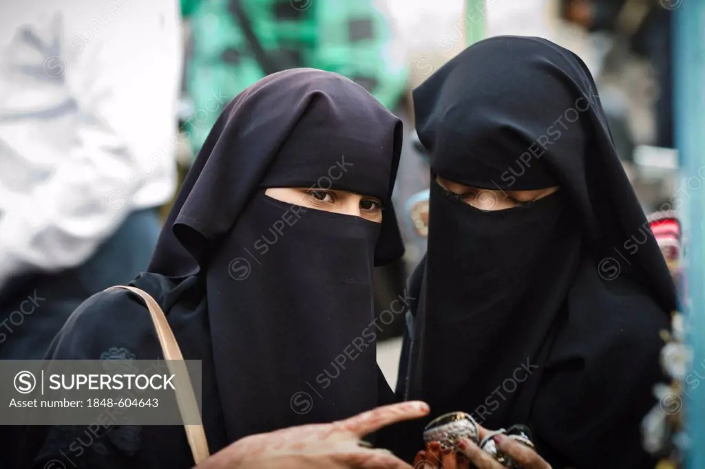Veiled women, Laad Baazar, Hyderabad, Andhra Pradesh, India, Asia