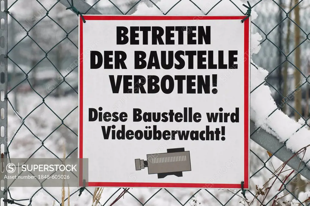 Sign on chain link fence, Betreten der Baustelle verboten Diese Baustelle wird videoueberwacht!, German for Entering the site is forbidden, this site ...