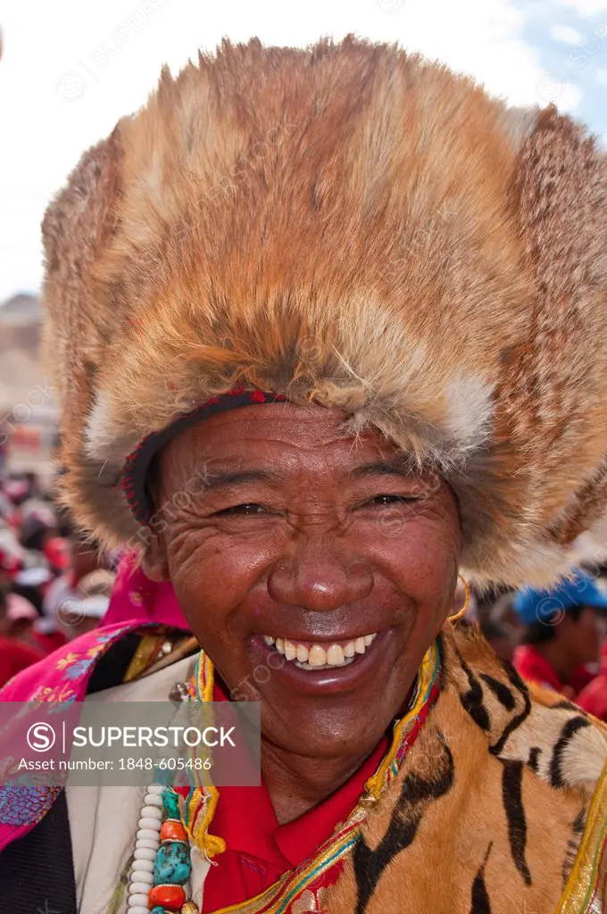 Traditionally dressed man on the festival of the tribes in Gerze, Western Tibet, Asia