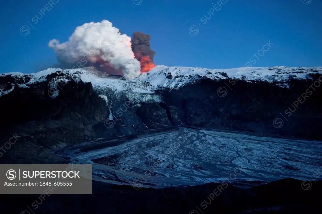 Ash cloud of the Eyjafjallajoekull volcano, steam plume from the lava flow in Gigjoekull glacier tongue, and exit point of the previous flood, Gigjoek...
