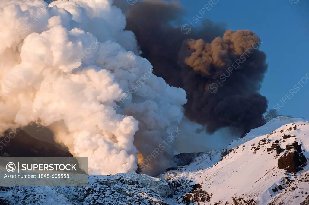 Cloud of ash from Eyjafjallajoekull volcano and a steam plume from the lava flow in Gigjoekull glacier tongue, Iceland, Europe