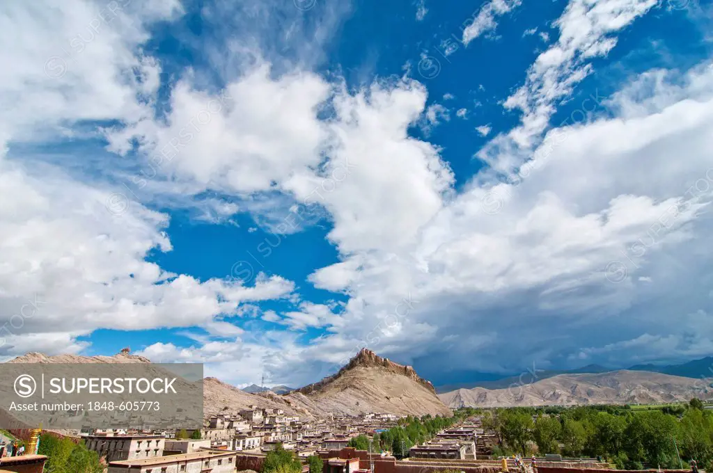 Old Tibetan district in front of the Gyantse Dzong fort, ancient fortress, Gyantse, Tibet, Asia