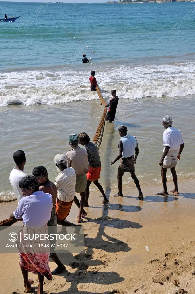 Fishermen, day labourers, beach in Galle, Sri Lanka, Ceylon, South Asia, Asia