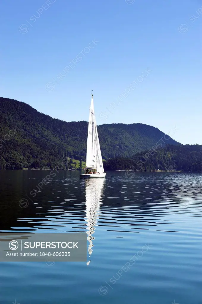 Sailing boat on Lake Walchensee, district of Bad Toelz - Wolfratshausen, Upper Bavaria, Bavaria, Germany, Europe