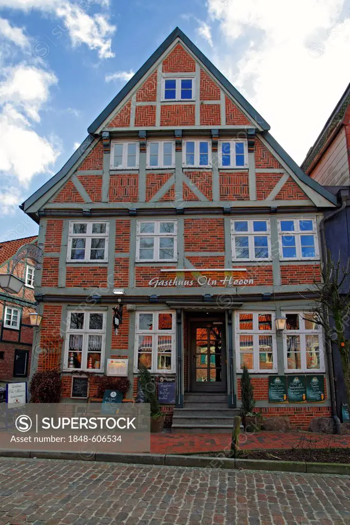 Half-timbered guest house, Gasthuus Oln Hoovn, in the historic town centre of Stade, Lower Saxony, Germany, Europe
