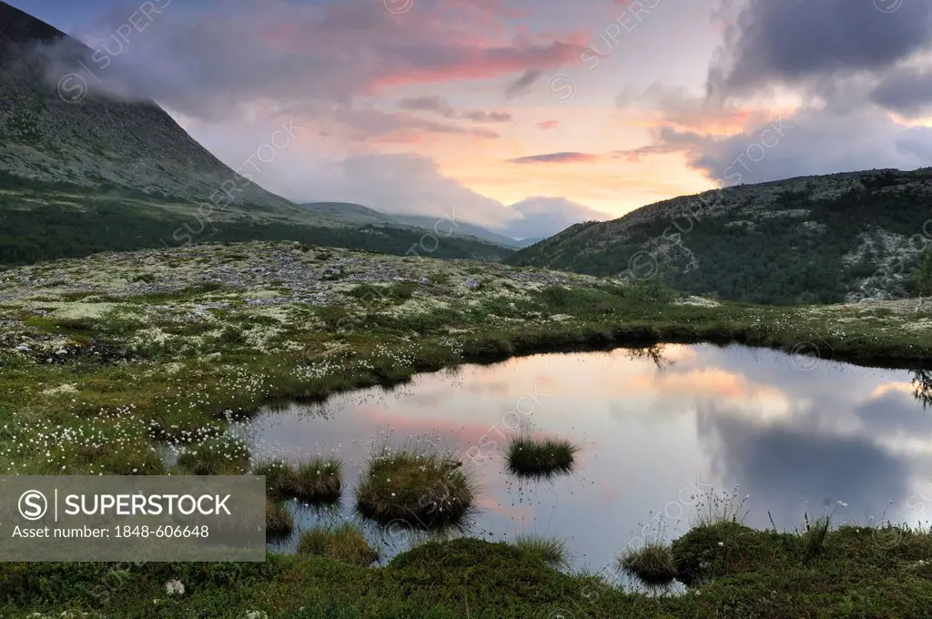 Mountain lake, fjell landscape near Bjørnhollia in the Rondane National Park, Norway, Scandinavia, Europe