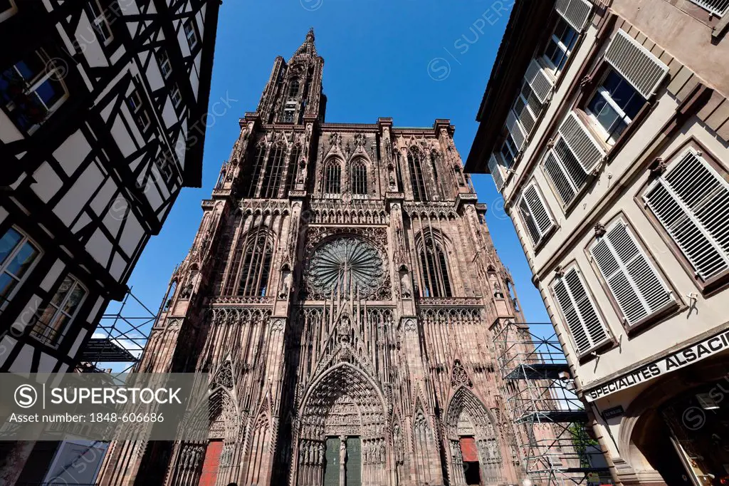 Gothic church façade, Strasbourg Cathedral or Notre Dame Cathedral, Strasbourg, Alsace, France, Europe