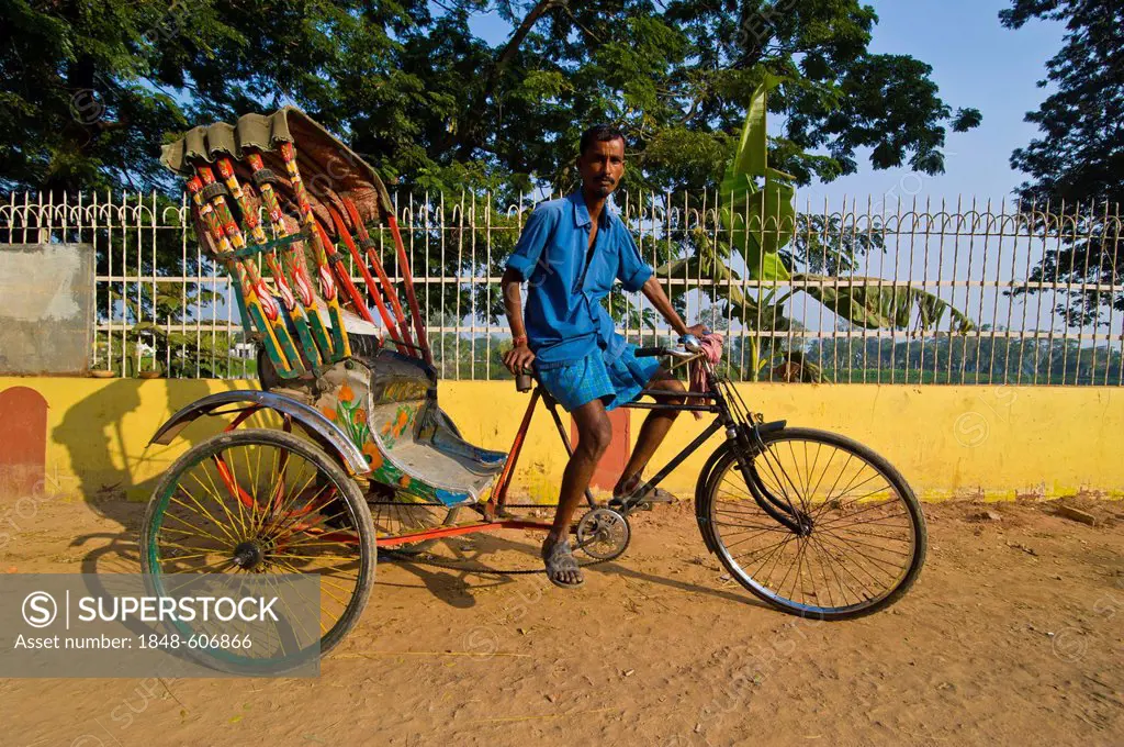 Rickshaw driver, Agartala, Tripura, Northeast India, India, Asia