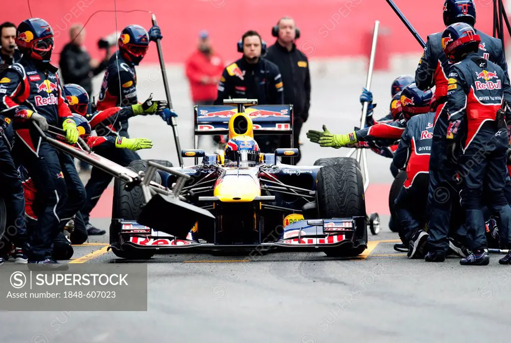Mark Webber, Australia, during a pit stop with his Red Bull Racing-Renault RB7, motor sports, Formula 1 testing at Circuit de Catalunya in Barcelona, ...