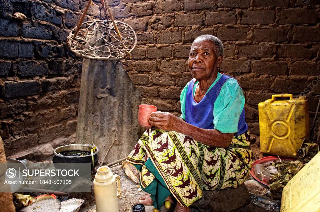Old woman in her kitchen, near Bukoba, Tanzania, Africa