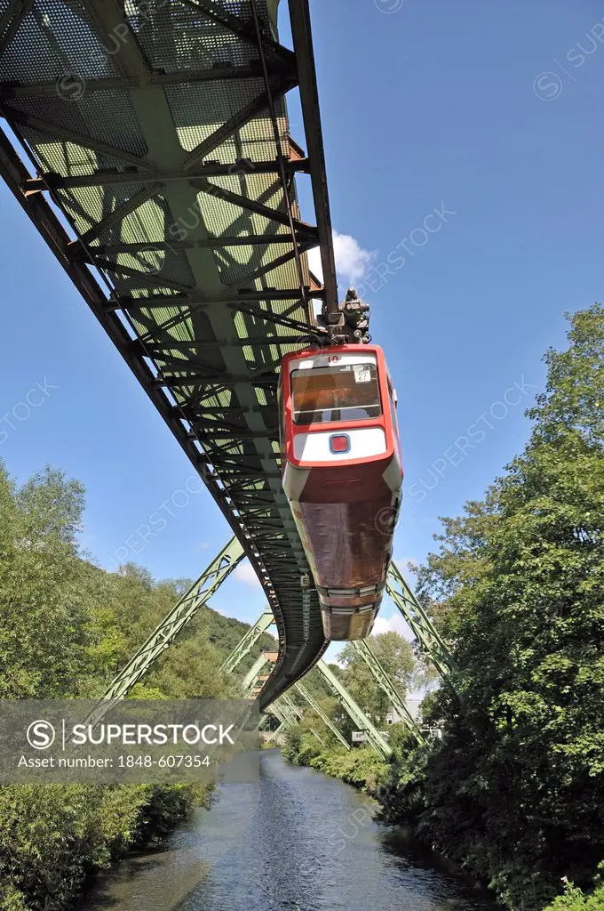 Monorail above the Wupper River, Wuppertal, Bergisches Land, North Rhine-Westphalia, Germany, Europe
