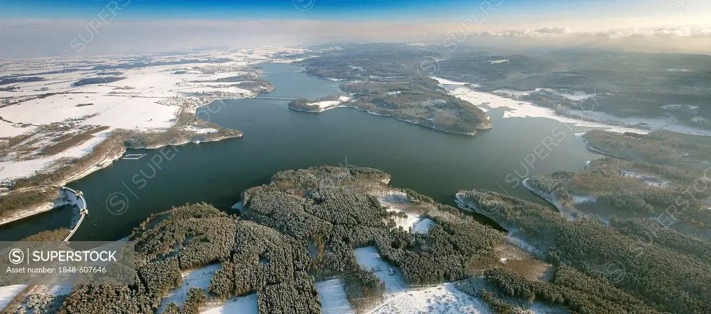 Aerial view, Lake Moehnesee, dam wall and lake, snow, Soest, North Rhine-Westphalia, Germany, Europe