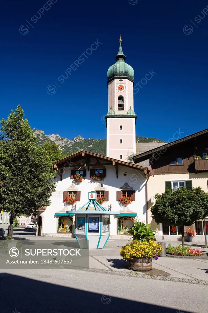 Marienplatz square with the parish church of St. Martin, Garmisch, Garmisch-Partenkirchen, Upper Bavaria, Bavaria, Germany, Europe