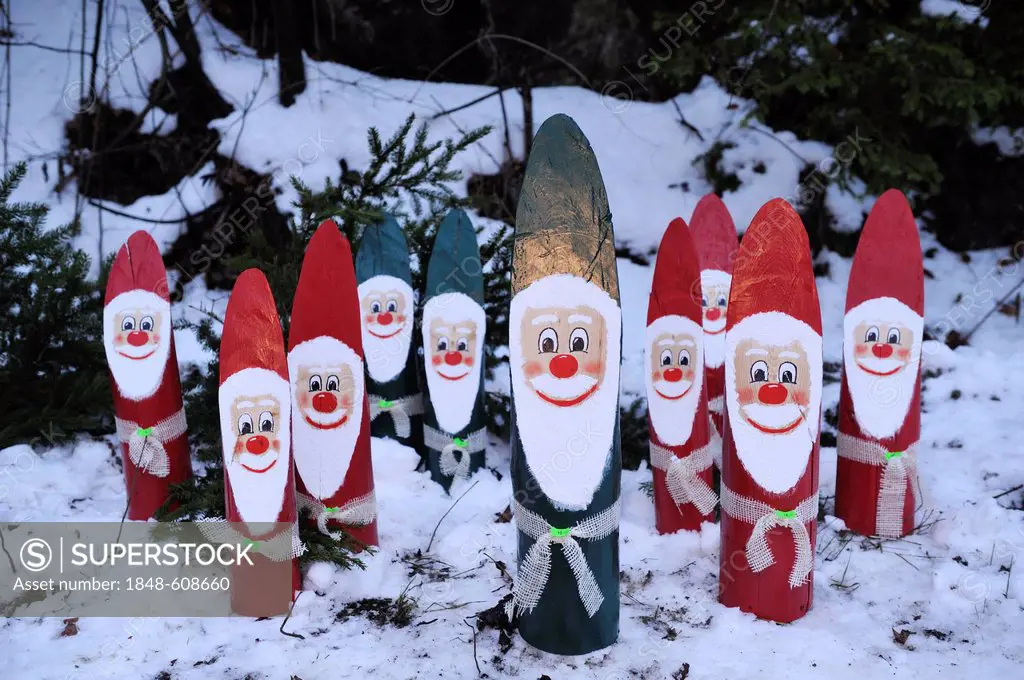 Santas made of wood, Adventroas in Furth, Triestingtal, Lower Austria, Austria, Europe