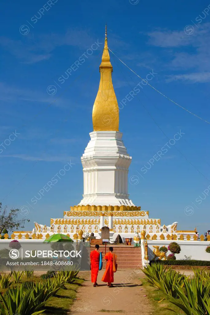 Theravada Buddhism, two monks in orange robes, That Sikhottabong golden stupa, Thakek, Khammuan province, Khammouane, Laos, Southeast Asia, Asia