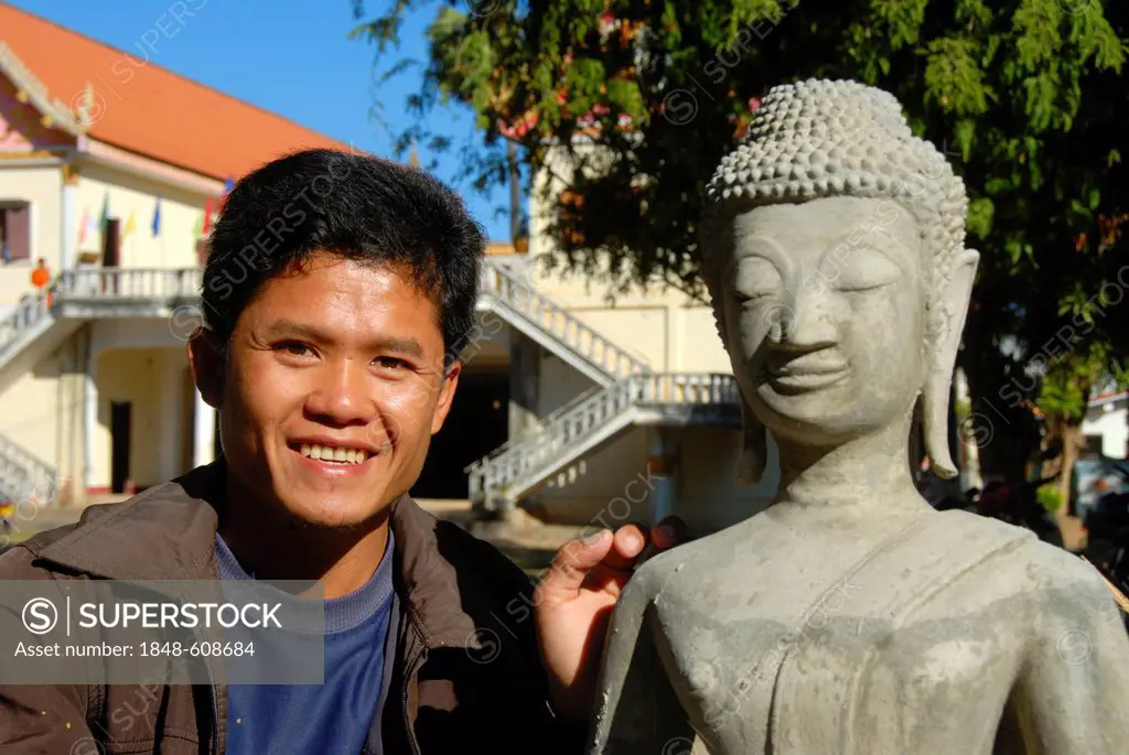 Theravada Buddhism, portrait, stonemason, Buddha statue, Wat Xayaphoum temple, Savannakhet, Laos, Southeast Asia, Asia