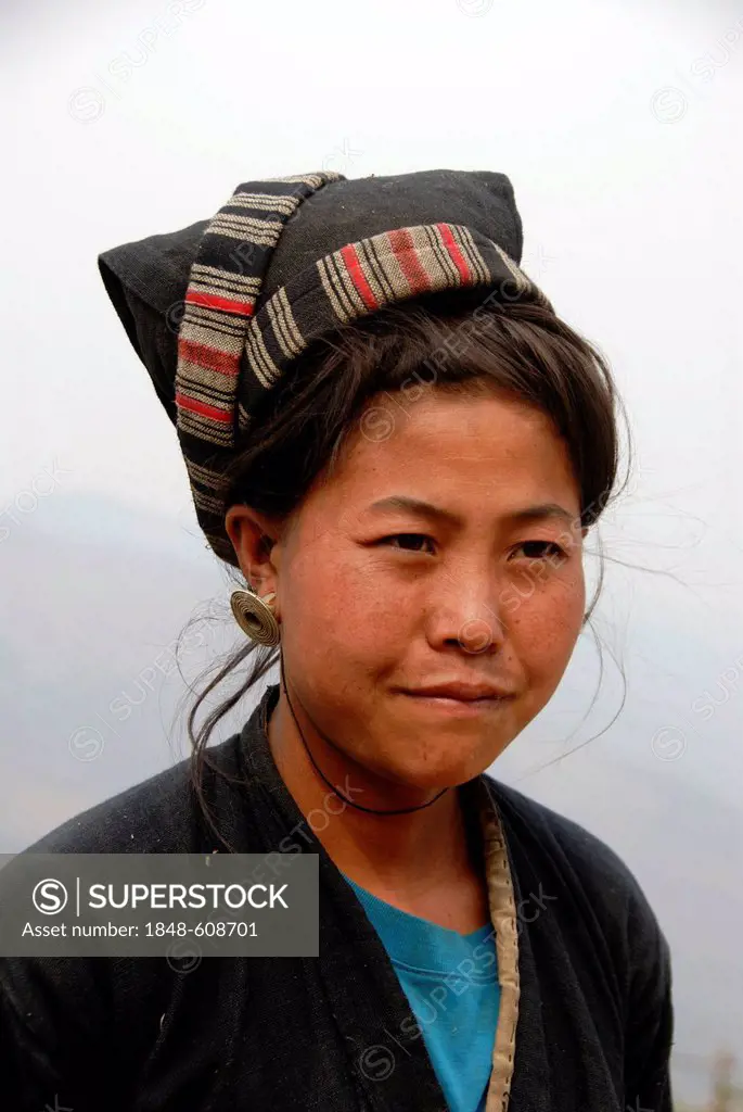 Young woman of the Mouchi tribe, portrait, traditional clothing, hat, coloured turban, Ban Mouchi Kaw village, Samphan, Samphan district, Phangsali or...