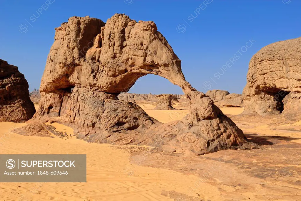 Natural bridge, arch, sandstone rock formation at Youf Ahakit, Tassili du Hoggar, Wilaya Tamanrasset, Sahara Desert, Algeria, North Africa