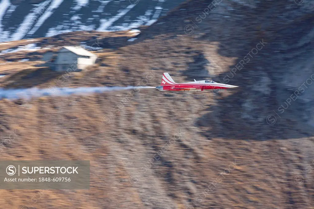 Formation flight of the Patrouille Suisse in the Northrop F-5E Tiger II in front of a mountain lodge, mountain-air show of the Swiss Air Force at Axal...