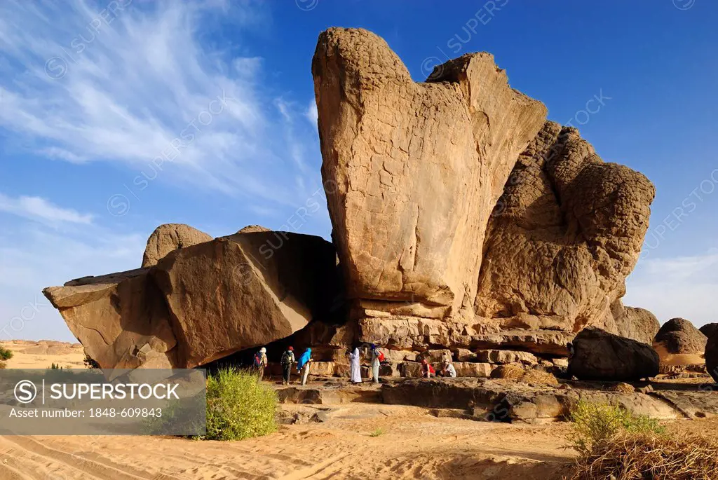 Tourists at a sandstone rock formation at Youf Ahakit, Tassili du Hoggar, Wilaya Tamanrasset, Sahara Desert, Algeria, North Africa