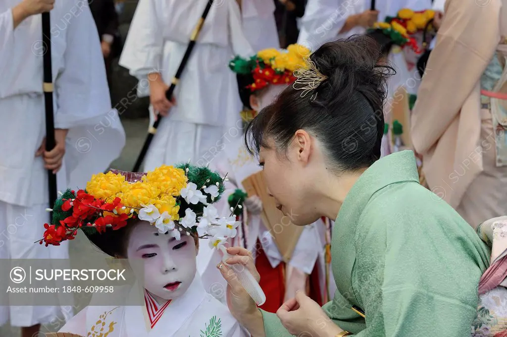 Girl and mother in kimonos, procession to the shrine festival Matsuri, Kintano Tenmango Shrine, Kyoto, Japan, Asia