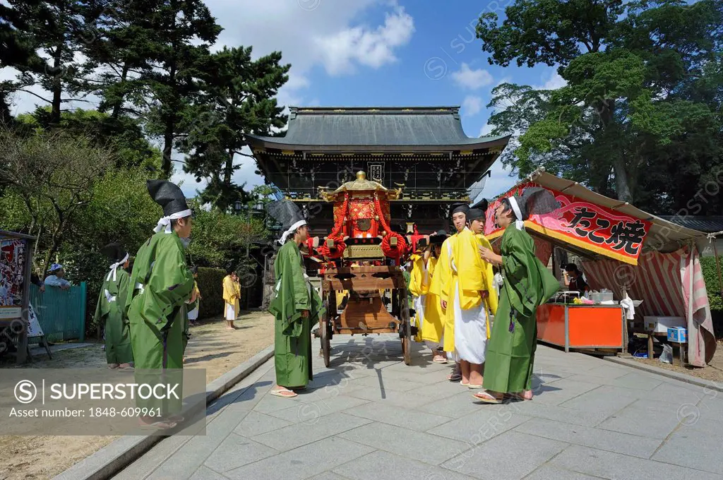 Procession carrying a shrine to the shrine festival Matsuri, in the back the gatehouse of the Kintano Tenmango Shrine, Kyoto, Japan, Asia