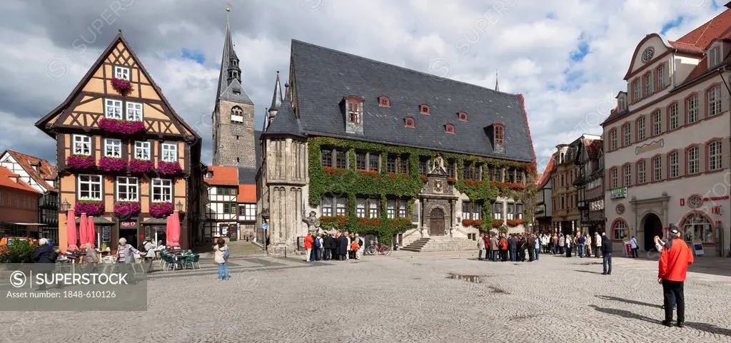 Market square in Quedlinburg with the town hall, Unesco World Heritage site, eastern Harz, Saxony-Anhalt, Germany, Europe