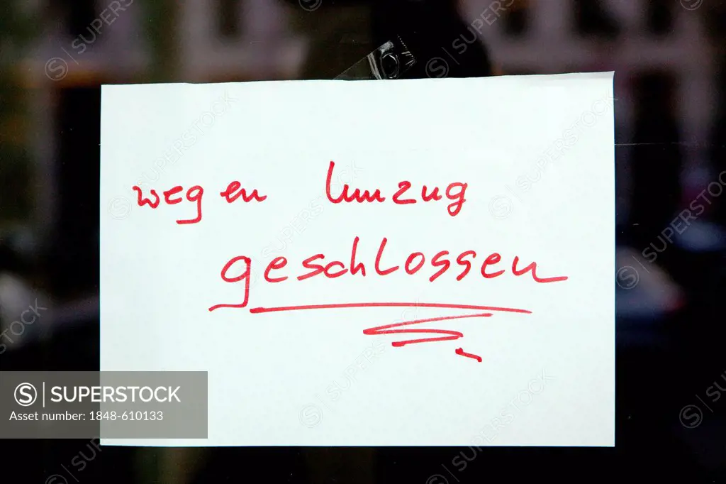 Handwritten sign on a shopwindow, lettering wegen Umzug geschlossen, German for Closed due to relocation, Koenigsallee shopping promenade, short Koe, ...