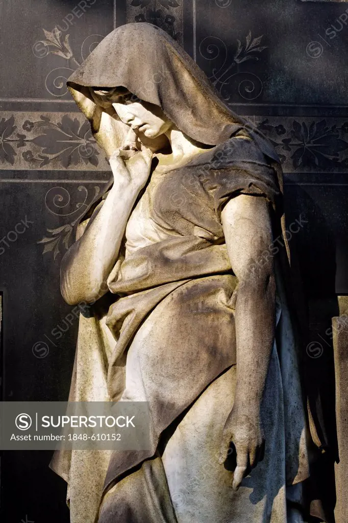 Sculpture of a grieving woman, standing, historic grave sculpture, Nordfriedhof Cemetery, Duesseldorf, North Rhine-Westphalia, Germany, Europe