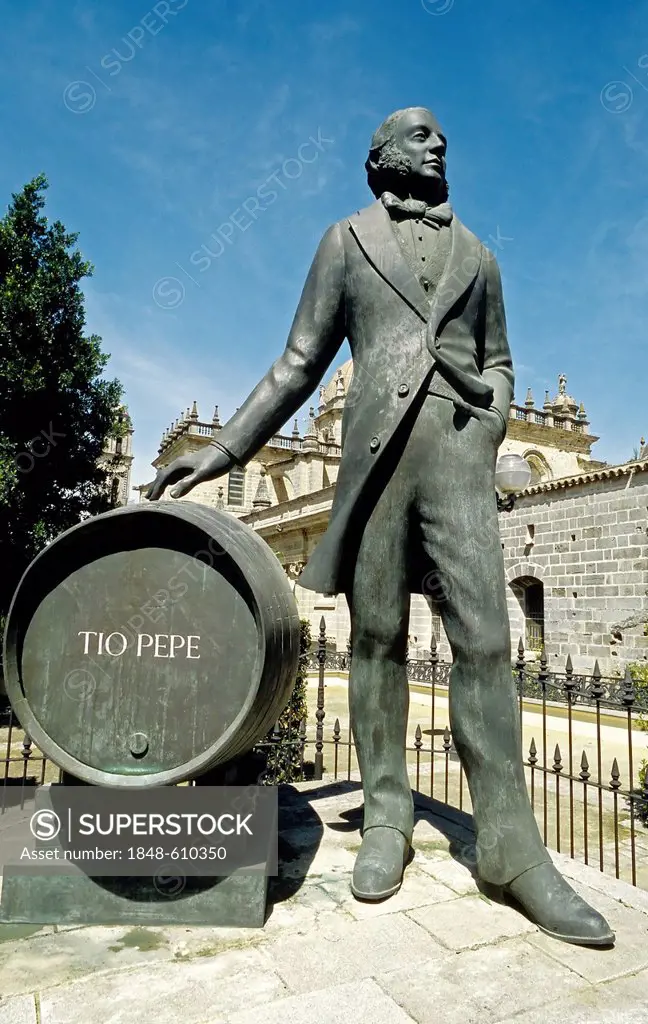 Statue of the founder of Bodegas Tio Pepe, Jerez de la Frontera, Costa de la Luz, Andalusia, Spain, Europe