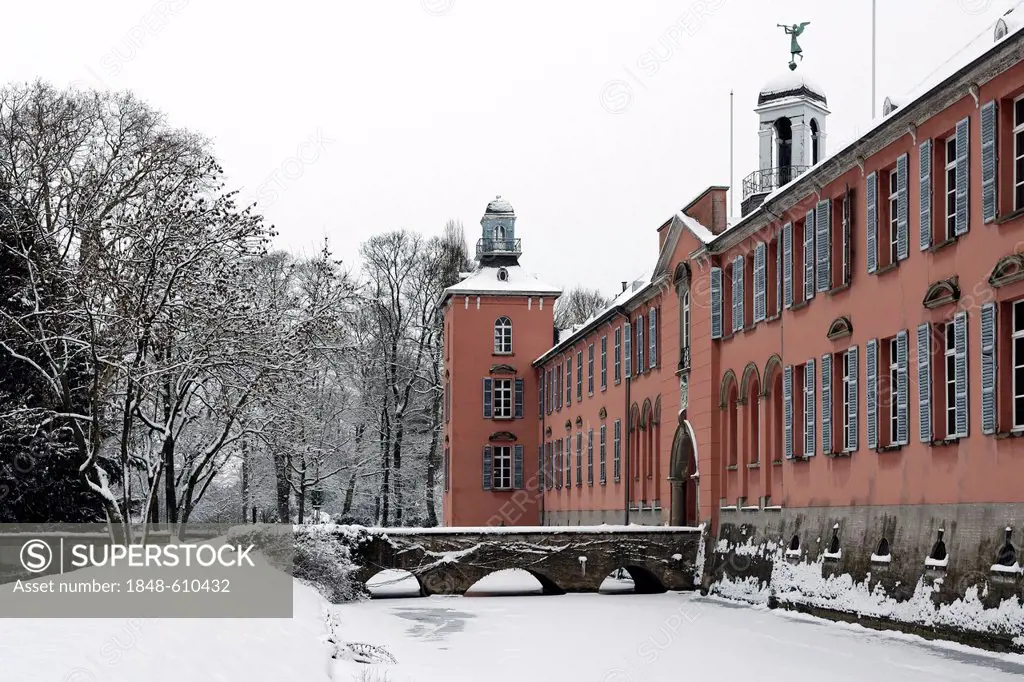 Snowy Kalkum moated castle, Duesseldorf, Lower Rhine region, North Rhine-Westphalia, Germany, Europe