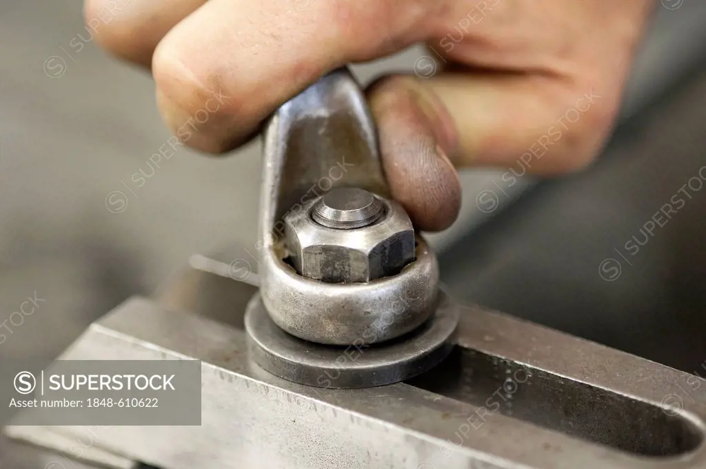 Fixing a workpiece on a milling machine
