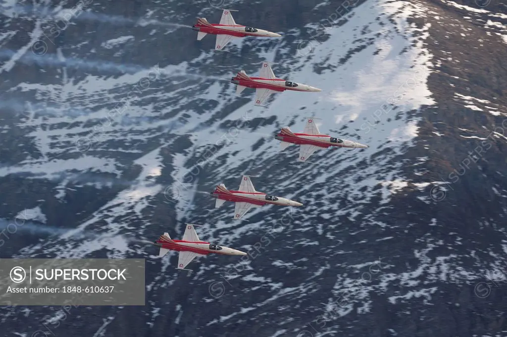 Formation flight of the Patrouille Suisse in the Northrop F-5E Tiger II, mountain-air show of the Swiss Air Force at Axalp, Ebenfluh, Interlaken, Bern...