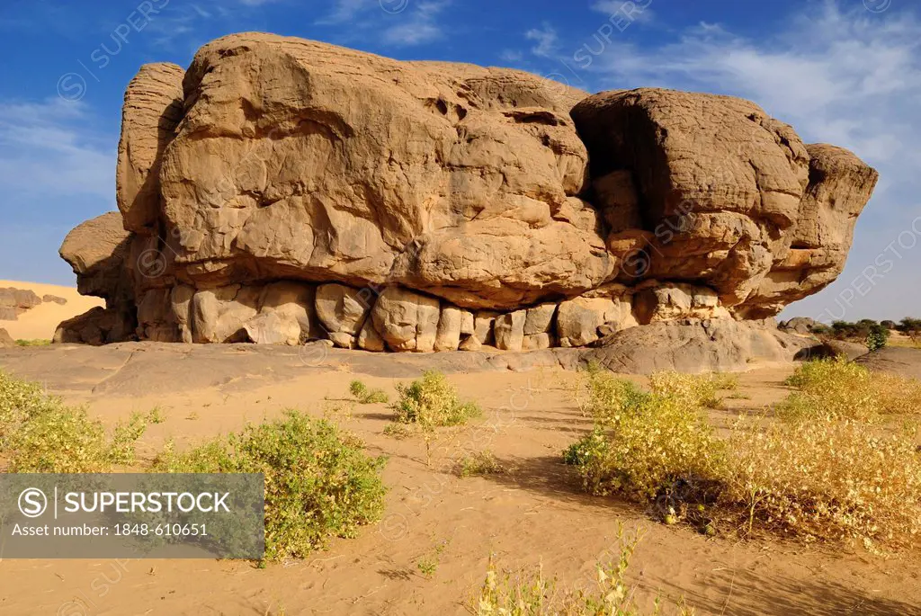 Sandstone rock formation at Youf Ahakit, Tassili du Hoggar, Wilaya Tamanrasset, Sahara Desert, Algeria, North Africa