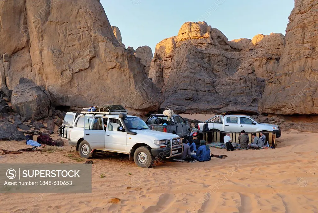 Camp in the rocky desert landscape at El Ghessour, Tassili du Hoggar, Wilaya Tamanrasset, Algeria, Sahara, North Africa