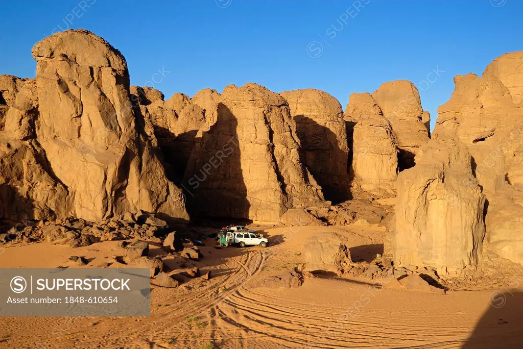 Camp in the rocky desert landscape at El Ghessour, Tassili du Hoggar, Wilaya Tamanrasset, Algeria, Sahara, North Africa
