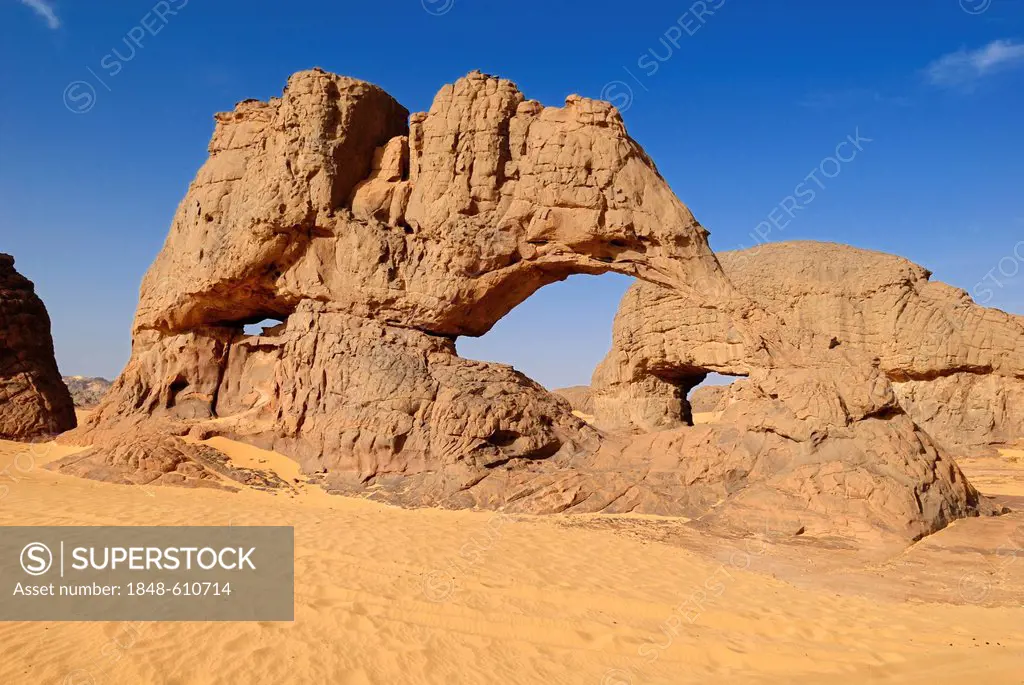 Natural bridge, arch, sandstone rock formation at Youf Ahakit, Tassili du Hoggar, Wilaya Tamanrasset, Sahara Desert, Algeria, North Africa