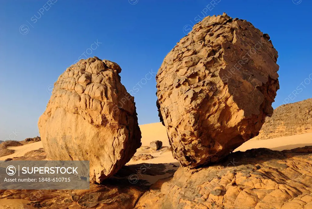 Sandstone rock formation at Youf Ahakit, Tassili du Hoggar, Wilaya Tamanrasset, Sahara Desert, Algeria, North Africa