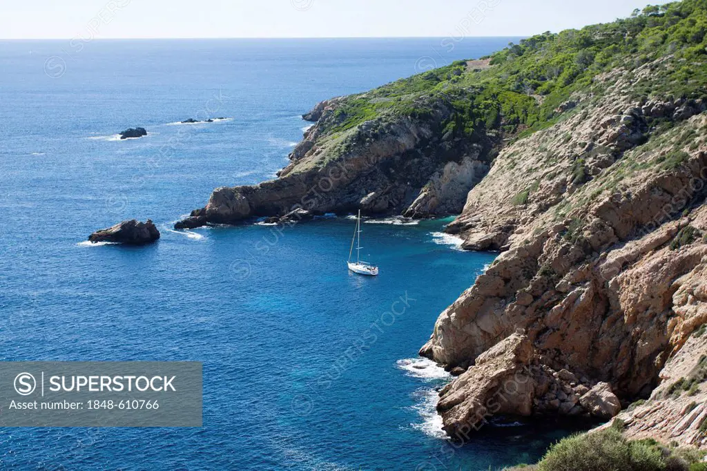 Small bay on Dragon Island, Isla Dragonera, with a sailing boat, Majorca, Balearic Islands, Spain, Europe