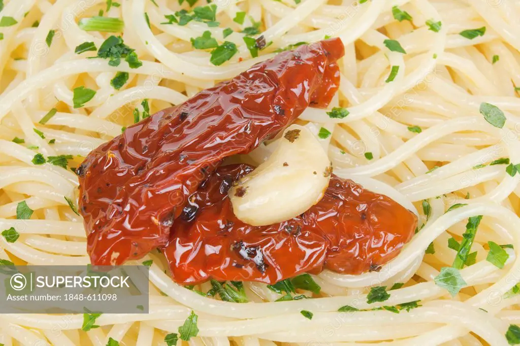 Spaghetti with marinated tomatoes and garlic