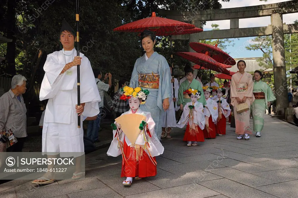 Procession to the shrine festival Matsuri with girls and mothers in kimonos, behind the torii, shrine gate, Kintano Tenmango Shrine, Kyoto, Japan, Asi...