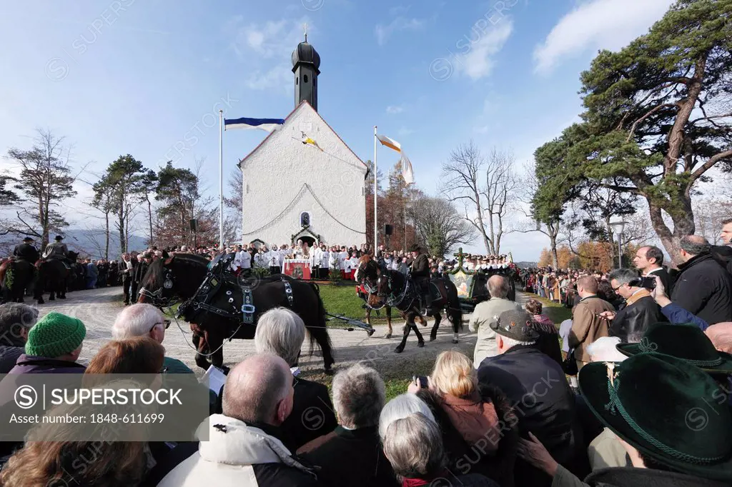 Teams of horses circumnavigating Leonhardi Chapel, Leonhardi procession, Bad Toelz, Isarwinkel, Upper Bavaria, Bavaria, Germany, Europe