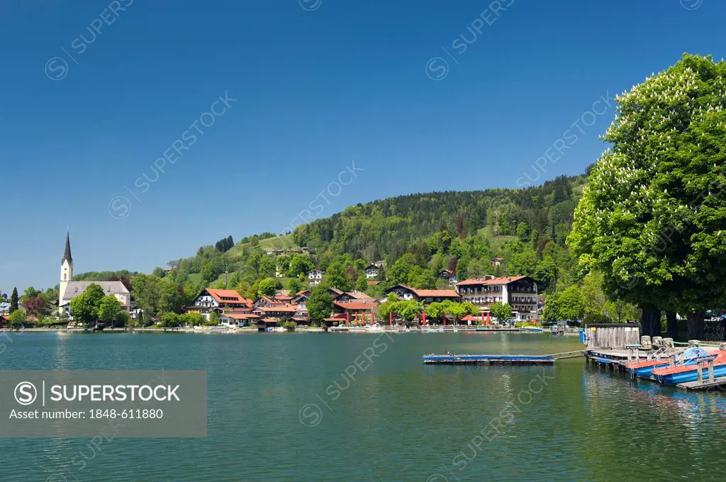 Schliersee lake with the parish church of St. Sixtus, Schliersee, Upper Bavaria, Bavaria, Germany, Europe