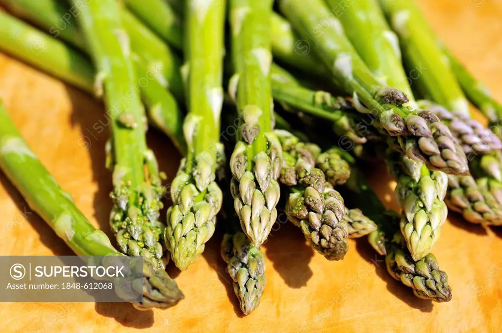 Fresh green asparagus (Asparagus officinalis) lying on a cutting board