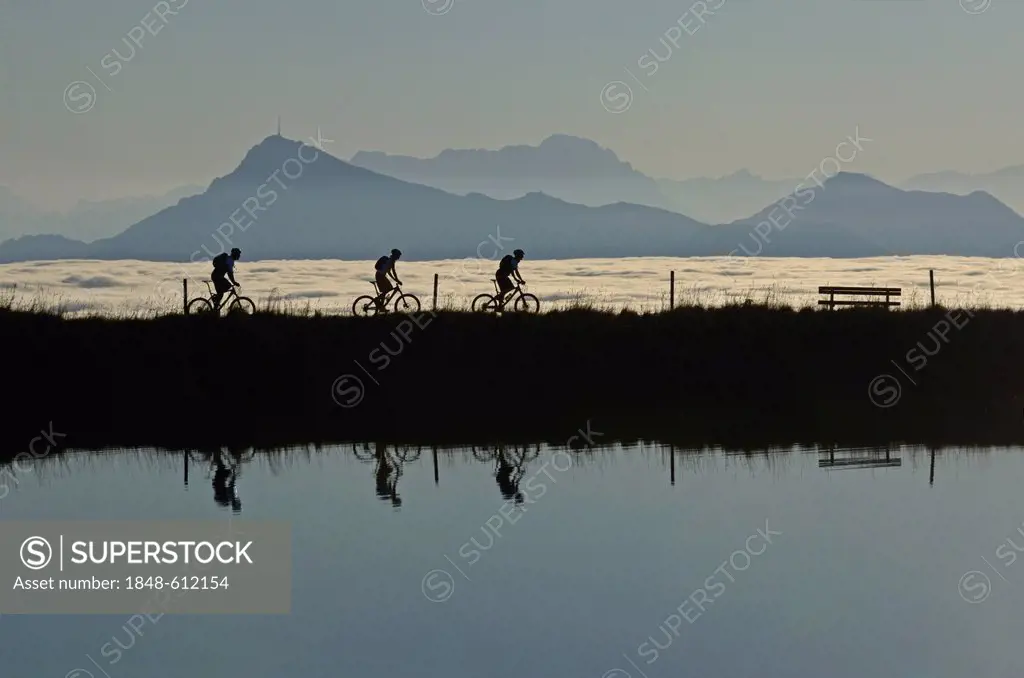 Mountain bikers at Salvensee Lake, Mt Hohe Salve, Mt Kitzbueheler Horn, Kitzbuehel Alps, Tyrol, Austria, Europe