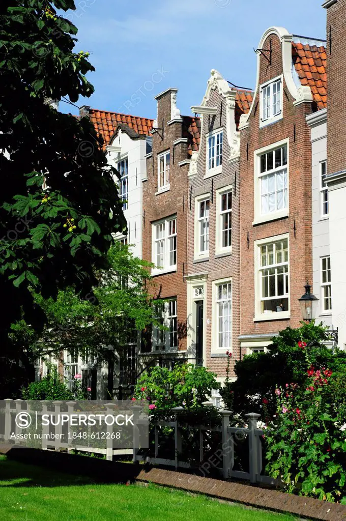Residential houses facing a courtyard, mediaeval Begijnhof housing foundation, historic city centre, Amsterdam, North Holland, Noord-Holland, the Neth...