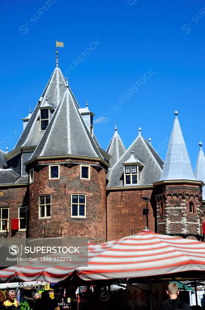 Weekly market on Nieuwmarkt square, De Waag, the former weigh house at the back, historic district, Amsterdam, North Holland, the Netherlands, Europe