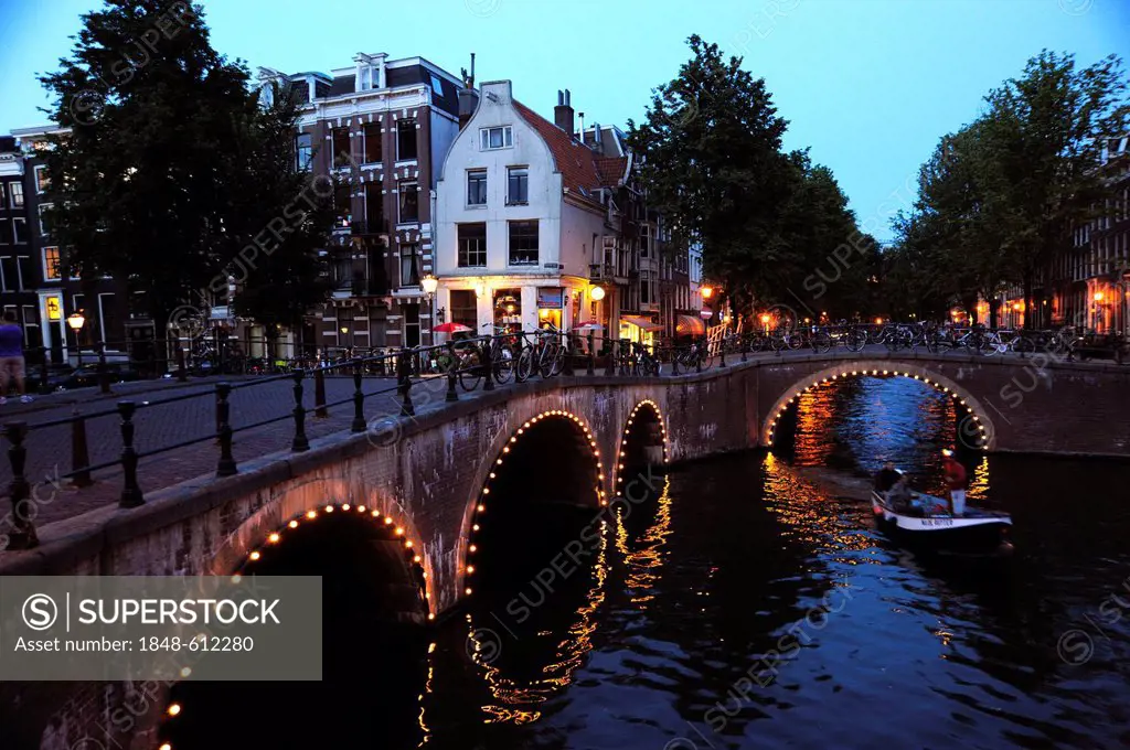 Illuminated bridge and residential houses at twilight, Prinsengracht, Leliegracht, town canal in the historic city centre, Amsterdam, Noord-Holland, N...