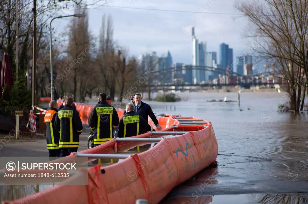 Artificial flood protection dam QUICK DAMM SYSTEM, fire service monitoring the flooding, Frankfurt, Hesse, Germany, Europe