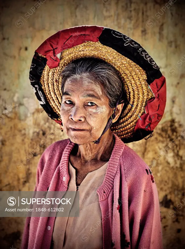 Woman with a straw hat, portrait, Burma, Myanmar, Southeast Asia, Asia
